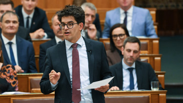 Velkey György: pénzért közvetítették a magyar állampolgárságot a Szijjártó által vezetett külügyben