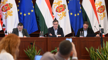 Elszabadultak az indulatok a Városházán, gúnyos tapssal és szokatlan ajándékkal üzentek Karácsony Gergelynek