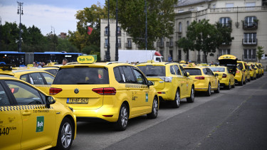 Sorra vezetik be az új szabályokat a taxisoknál, de egyelőre megússzák a büntetést a mulasztók