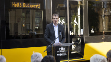 Nagy mérföldkőhöz értek a budapesti villamosok: munkába állt a századik CAF