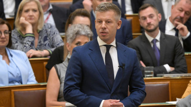 Kiderült, mi áll a Magyar Péter kezébe nyomott dokumentumban az ELTE bérhelyzetéről