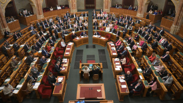 Tisza-kormány: lemondott Tótth András és a MEKH elnöke is, szerdán is ülésezik a parlament