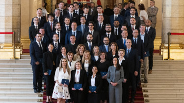 Választás 2026: a Tisza képviselői felvették mandátumaikat és el is kezdtek dőlni a dominók