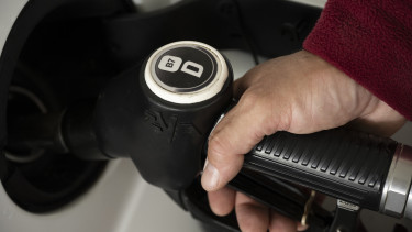 Literenként 25 forinttal csökken a gázolaj jövedéki adója, de csak egy bizonyos körnek