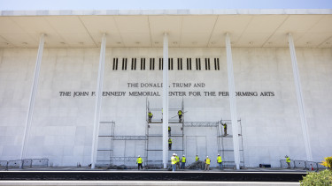 Átlátszó trükkel játszanák ki a bírói tiltást Trumpék: mégis ott viríthat az elnök neve Kennedy mellett