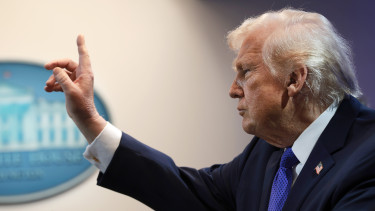 Totális háborút robbanthat ki Donald Trump – Vaskos dilemma kínozza az elnököt