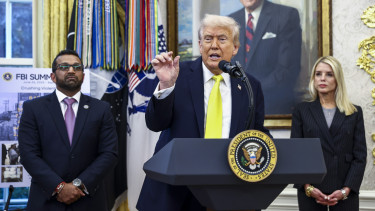 Saját nyomozásait hátráltatta az FBI vezetője? Elővették Trump magángépező emberét, aki a hokicsapat öltözőjét is megjárta