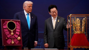 Fényűző ajándékkal lepték meg Donald Trumpot: mostantól saját koronával vághat fel az amerikai elnök