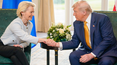 Ursula von der Leyen térdre borult, de Trump torkához szorítaná a kést