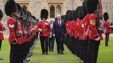 Királyhoz méltóan fogadták Donald Trumpot: katonai szemle és aranyozott hintó is dukált Windsorban