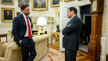 Hiába az iráni háború, más is motoszkál Trump fejében: kanyarban előzhetik a MAGA trónörökösét?