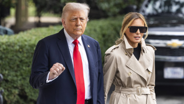Európába érkezett Donald Trump: pompás királyi fogadásban részesül