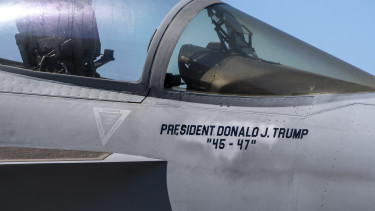 Kiderült, mit szállított a rejtélyes orosz repülőgép: veszélyes fegyvereket kapott Trump ellensége - Bajban az amerikai légierő?