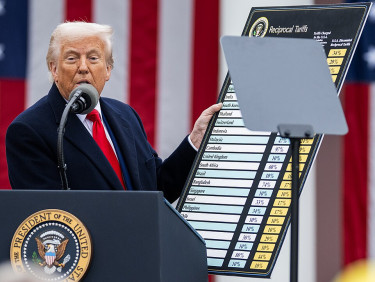 Donald_Trump_with_new_Presidential_tariff_chart_on_2_April_2025_at_the_White_House_(cropped)