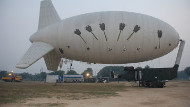 Furcsa dolgok bukkannak fel a NATO-határon - Most kiderült, mire kellenek a fura léggömbök