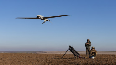 Bemutatták a fegyvert, amely egy csapásra véget vethet a drónok aranykorának