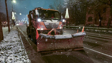 Autósok, vigyázat: csak így szabad útnak indulni a havazás közepette