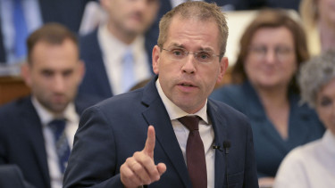 65 milliárdról döntöttek titokban az Orbán-kormányok, a Századvégnek az európai közvéleményt is formálnia kellett