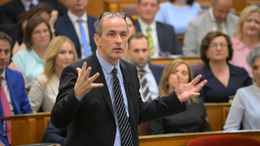 Meglépi a kormány: komoly jogokat kapnak vissza a magyar orvosok