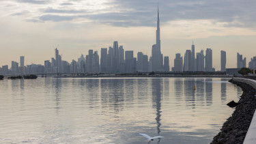 Rakétaeső zúdult Dubajra: olyan robbanásokat hallottak a fényűző városban, amilyeneket eddig nem