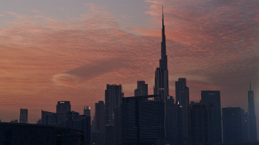 Súlyos eszkaláció: Dubaj belvárosát lövi Irán – Felcsaptak a lángok a 4 milliós városban