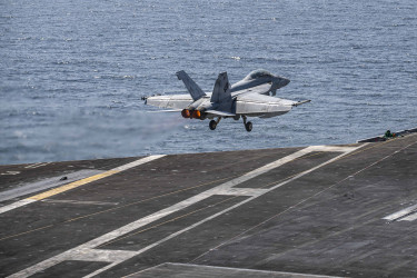 Egy F/A-18F Super Hornet száll fel Irán elleni bevetésre indulva a USS Abraham Lincoln anyahajóról