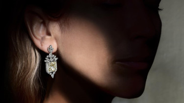 110 millió forintért hirdetnek egy gyémánt fülbevalót