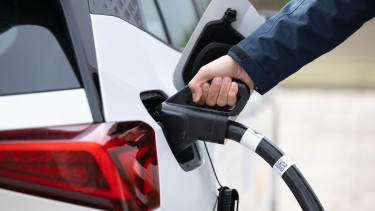 Újabb városok mondanak búcsút a zöld rendszámos ingyenparkolásnak