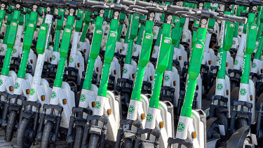 Meglépte egy magyar város: komolyan korlátozzák az elektromos rollerek közlekedését