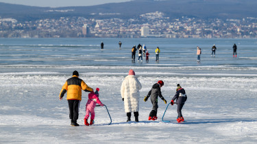 Képek: megrohamozták a magyarok a befagyott Balatont – Figyelmeztet a rendőrség