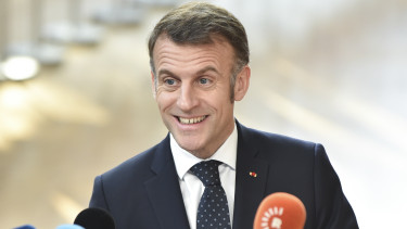 Macron kiénekelte Trump zsebéből a súlyos milliárdokat