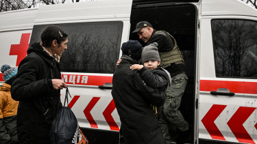 Rendkívüli evakuációs parancsot adott ki Ukrajna: vészesen közel került az orosz hadsereg, ezreket mentenek ki