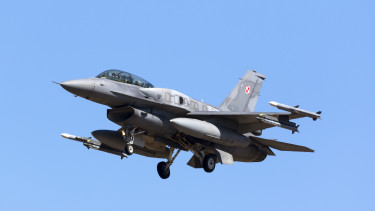 Megrázó felvételek: gyakorlás közben zuhant le egy F-16-os vadászgép Lengyelországban