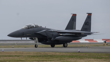 Közel volt a katasztrófa: hatalmas szikrákkal szállt le a katonai hatalom F-15E vadászgépe