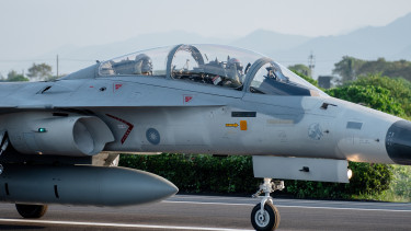 Titokzatos eszköz jelent meg az F-CK-1-eseken - Vajon mire készül a ROCAF?
