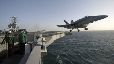 Fokozódik a pánik a feszült térségben: Amerika legfontosabb szövetségesei riadtan nézik Trump közeledő hadihajóit