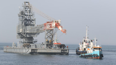 Floating_crane_off_Kuwait