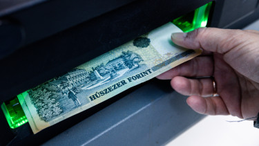 Látványos gyengülésben a forint, már hajnalban elindult a pofozkodás