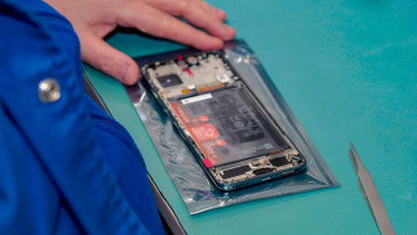 Egyre megbízhatóbbak a mobilok, kevesebb dolga van a szerviznek: előre menekül Közép-Európa egyik vezető after sales cége