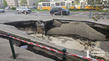 Beszakadt az úttest Budapesten: szinte megbénult a közlekedés a főváros egyik legforgalmasabb szakaszán