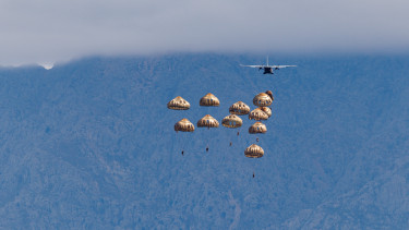 Az európai atomhatalmak ejtőernyősöket küldenének Ukrajnába: már készülnek a bevetésre