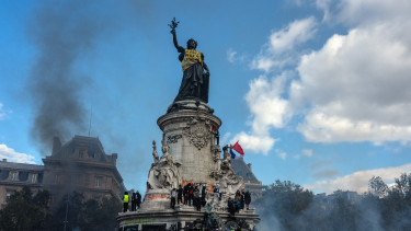 Csúnyán megütötték a francia tőzsdét – Érdemes már beszállni?