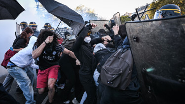 Könnygáz és vízágyúk az utcákon: előállítottak több száz rendbontót, a kormány kivezényel 3 ezer tanárt