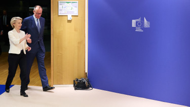 Ursula von der és Friedrich Merz már kézfogás közben szúrnák egymást hátba