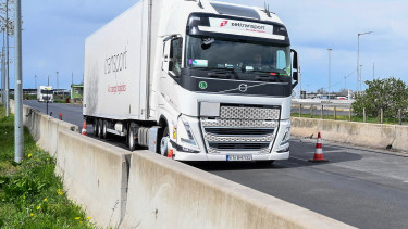 Megvan a megállapodás: két részletben jön az útdíjemelés, ami minden magyar fuvarozót érint