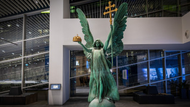 Idén év végéig visszarepülhet őrhelyére a Hősök tere restaurált Gábriel arkangyal szobra