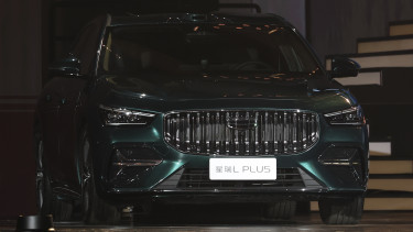Külföldön pörög a Geely, Kínában fogynak a vevők