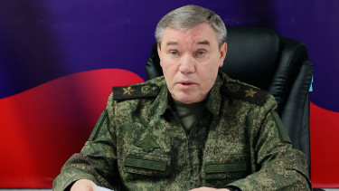 Hatalmas sikerekről számolt be az orosz vezérkari főnök, de egy fontos részletet elhallgatott – Így már egész más a kép