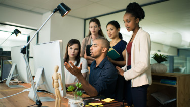 Súlyos bírságokat kockáztatnak a hazai cégek a külföldi munkavállalók vállalaton belüli áthelyezésével