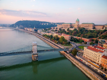 GettyImages-1042674074-duna-épület-folyó-híd-közlekedés-lánchíd-turizmus-vár-város